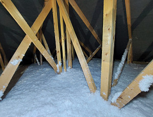 Zateplení stropu bungalovu pomocí foukané izolace